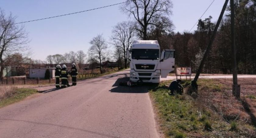 Płachty. Zderzenie motocyklisty z ciężarówką