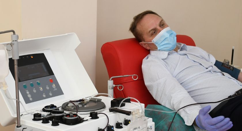 Marszałek Mieczysław Struk oddał osocze jako pierwszy ozdrowieniec z Pomorza