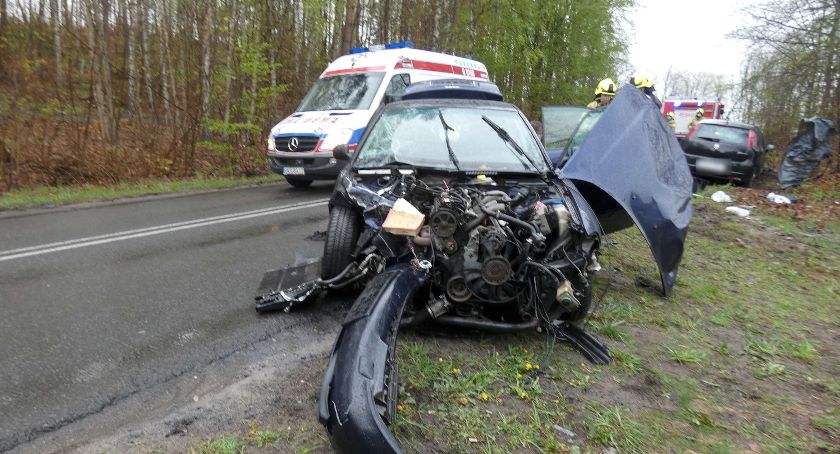 Dziemiany. Czołowe zderzenia audi z fiatem