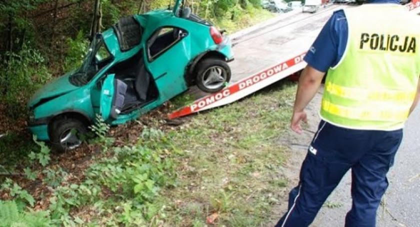 Nissan dachował, opel rozbił się na drzewie - sześć osób w szpitalu