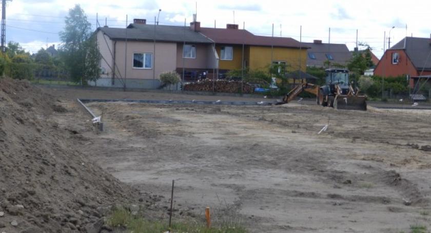 Tu na razie jest klepisko, ale będzie nowoczesne boisko. Rewitalizacja infrastruktury sportowej w Wielkim Klinczu