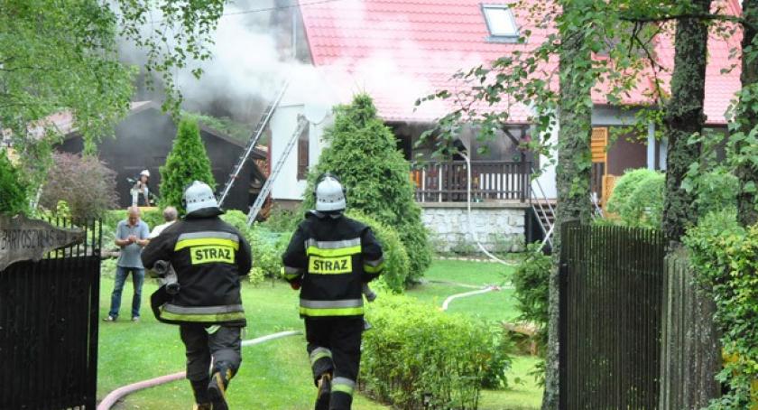 Bartoszylas. Dym pod dachem domostwa. W domek uderzył piorun