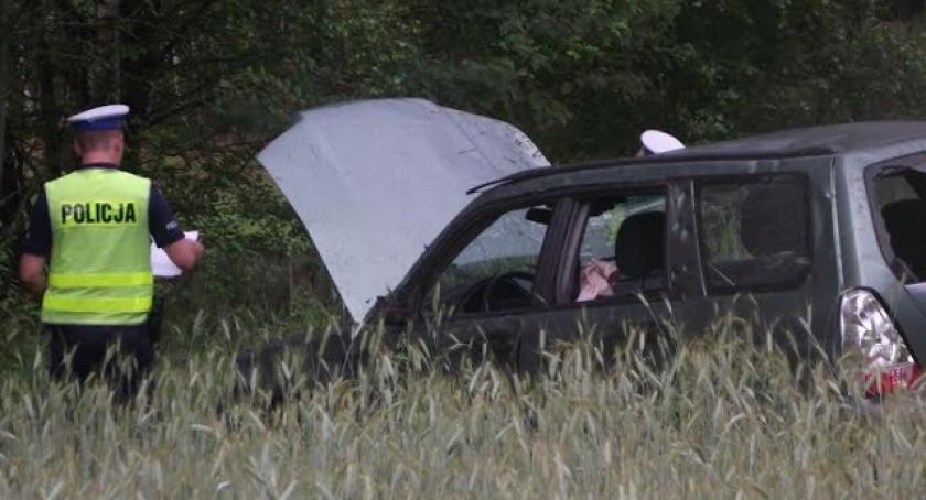 Lipusz. Dachowało subaru - poszkodowany mężczyzna