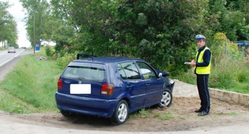 Kaliska. Był pijany, na oczach policjantów rozbił auto na ogrodzeniu