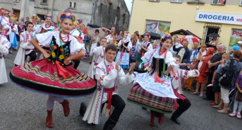 Barwny korowód w Wielu. Międzynarodowy Festiwal Folkloru rozpoczęty!