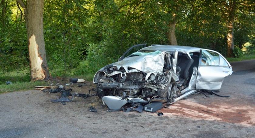 Połęczyno. Mercedes roztrzaskał się na drzewie - kierowca zasnął 