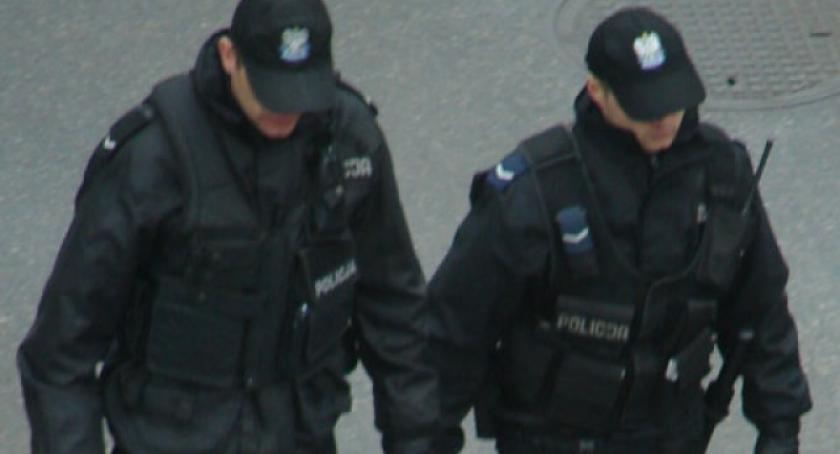Policjanci w roli listonoszy 