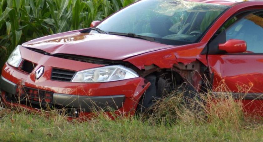 Wypadek w Lubaniu. Renault wylądowało w polu