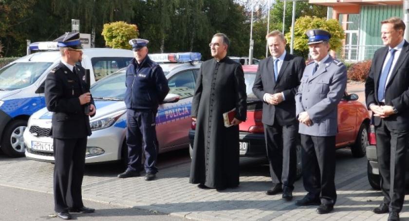 Kia dla policjantów, dacia dla strażników. Miasto wsparło zakup samochodów