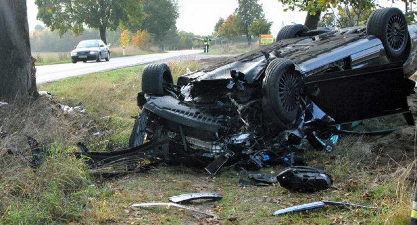 Nowy Klincz. Mercedes rozbił się na drzewie 