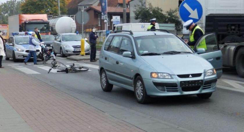 Potrącenie rowerzysty w Kościerzynie. 77-letni mężczyzna trafił do szpitala