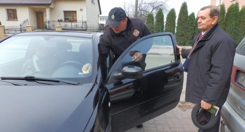 Wielki Klincz. Strażacy rozdawali kierowcom karty, które mogą być pomocne w razie wypadku