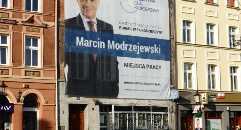 Banery wyborcze na zabytkowych kamienicach. Nielegalnie 
