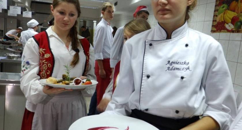 Mistrzowie kuchni oceniali dania uczniów Ekonomika. Szkolny Konkurs Potraw Kaszubskich za nami