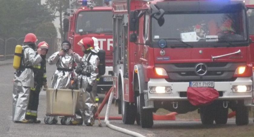 Wypadek drogowy i pożar domku letniskowego na granicy powiatów