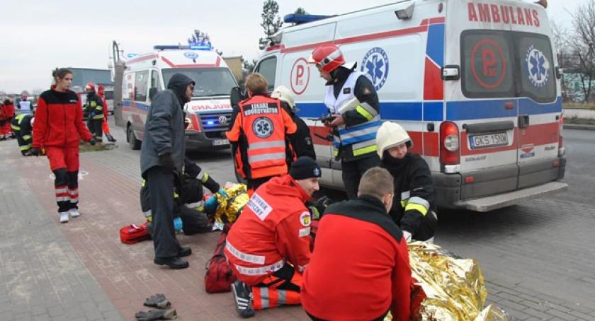 Kościerzyna. Czołowe zderzenie dwóch busów - kilkanaście osób rannych, jedna nie żyje