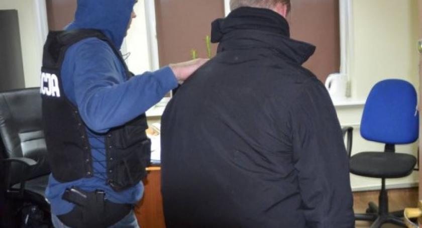 Dwaj młodzi mężczyni połasili się na fiata i wpadli