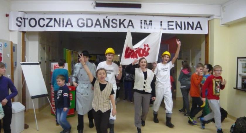 Koksowniki i okrzyki w szkole. Rocznica stanu wojennego w Kościerzynie