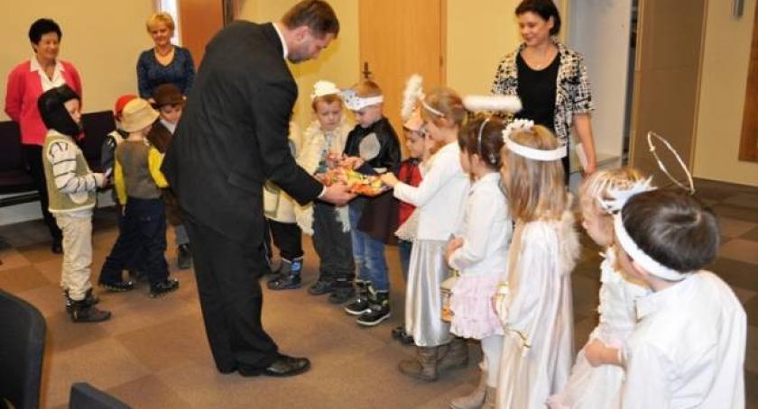 Mali kolędnicy w Urzędzie Gminy i Miasta Kościerzyna