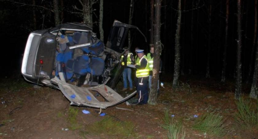 Korne. Seat rozbił się na drzewie 