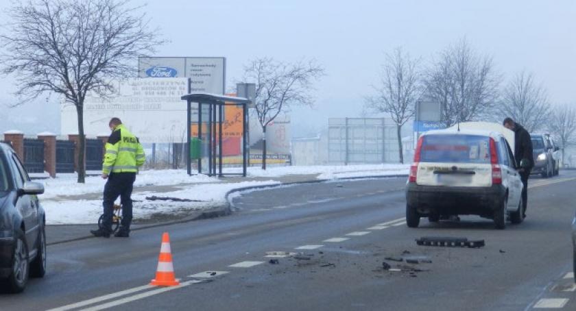 Zderzenie osobówek w Kościerzynie. Jedna osoba w szpitalu