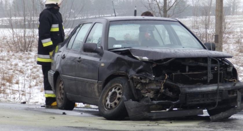 Mały Klincz. Zderzenie osobówek na skrzyżowaniu