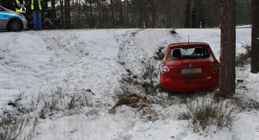 Kościerzyna - Bytów. Skoda wypadła z drogi 