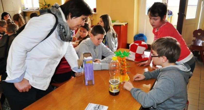 Kościerska komisja edukacji, kultury i sportu odwiedziła lokalne szkoły