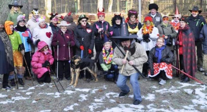 Marsz nordic walking w przebraniu