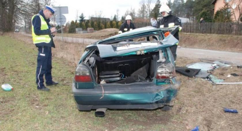Grabowo Kościerskie. Dachował golf - trzy osoby trafiły do szpitala
