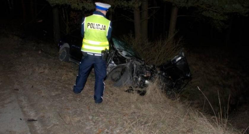 Osowo. Audi dachowało w rowie - jedna osoba ranna