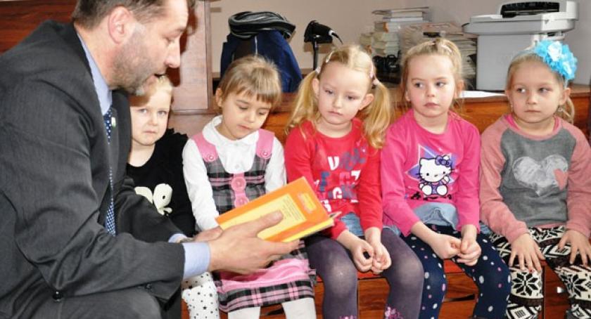 Burmistrz Michał Majewski czytał dzieciom 