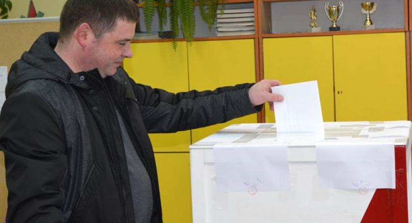 Trwa głosowanie w wyborach uzupełniających - bardzo niska frekwencja 