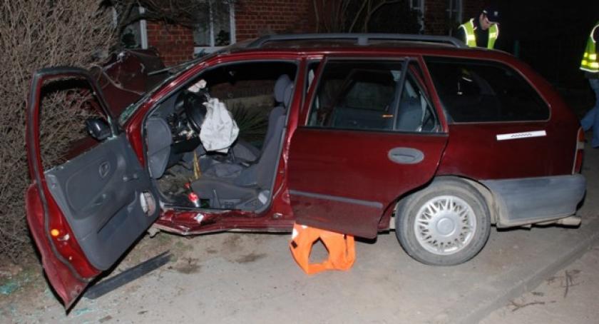 Wiele. Mitsubishi rozbiło się na ogrodzeniu - 30-latek kompletnie pijany