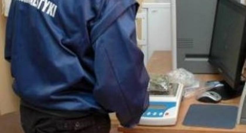 Kościerzyna. Poszukiwany listem gończym 28-latek wpadł z narkotykami