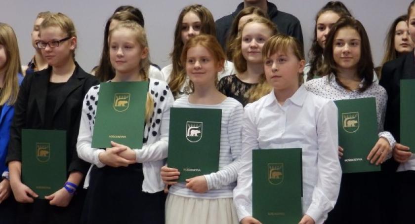 Kościerzyna. Prymusi z listami gratulacyjnymi i biletami 