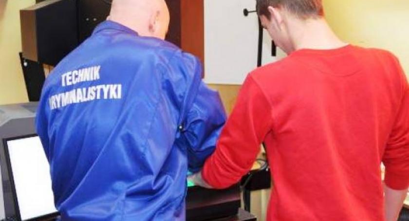 Kościerzyna. 17-latek wyrwał starszej kobiecie torebkę - odpowie za kardzież