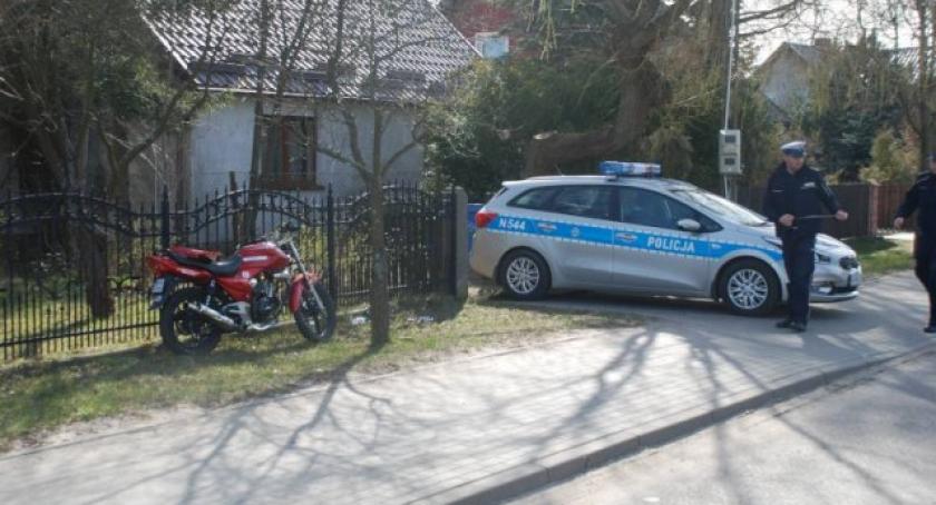 Karsin. 17-latek motorowerem uderzył w płot