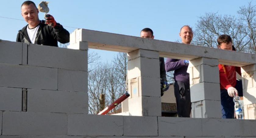 Budowali nowy dom dla Burych Misiów 