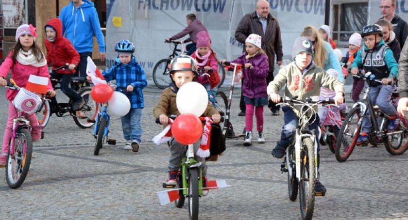 Rowerowa parada w biało-czerwonych barwach
