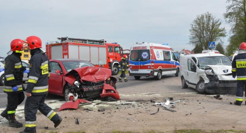 Nowy Klincz. Zderzenie vw z peugeotem - dwie osoby ranne