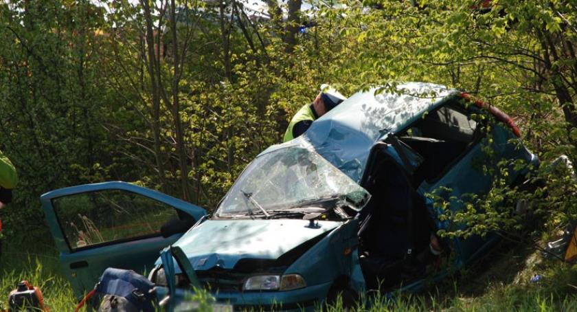 Karsin. Fiat uderzył w drzewo i dachował - dwie osoby ranne