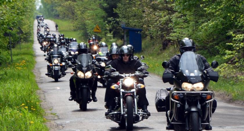 Motocyklowa parada wjechała na kościerski Rynek