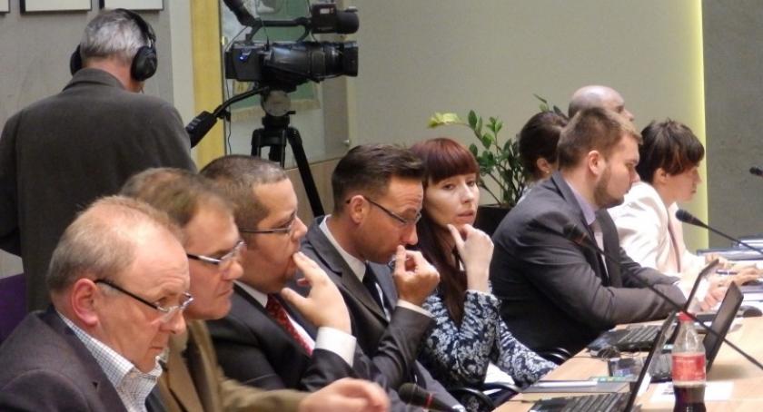 Radni udzielili burmistrzowi absolutorium. Kogo właściwie rozliczyli?