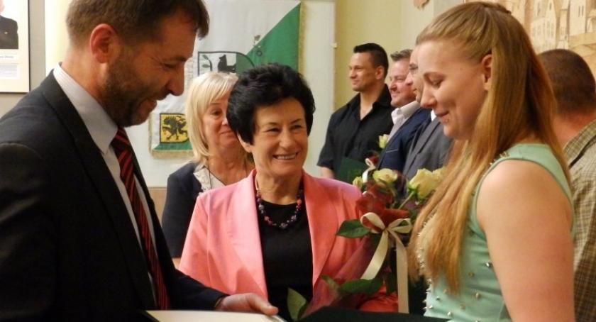 Pieniądze, dyplomy i kwiaty. Wybitni sportowcy uhonorowani