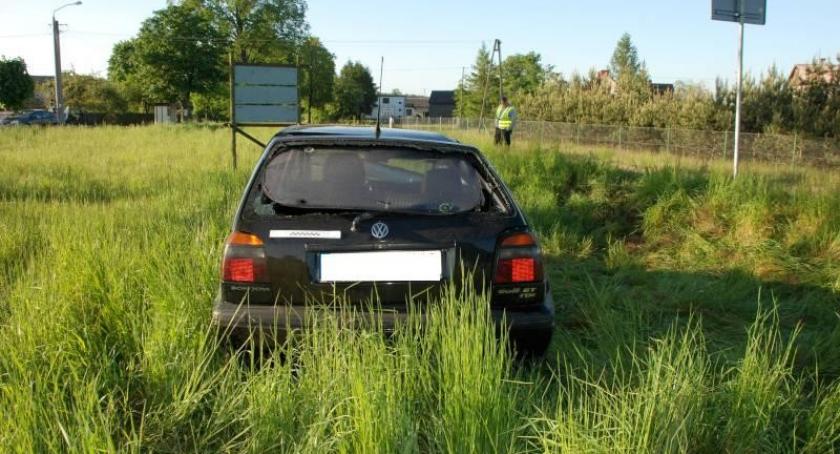 Bożepole Szlacheckie. VW Golf dachował na poboczu