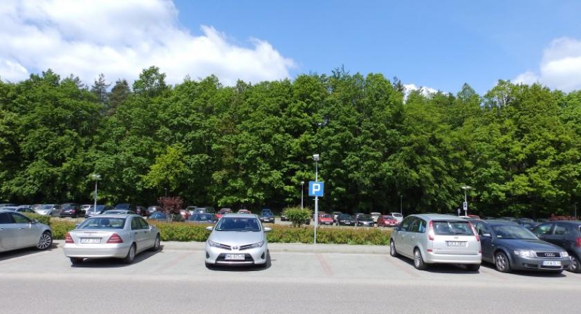 Parkuj i płać. Szpital zarabia na chorych? 