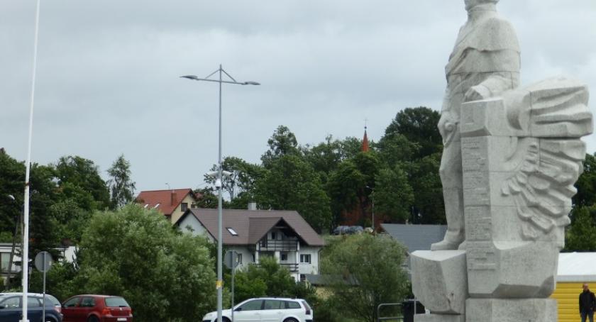 Kościerzyna. Nowy plac wokół pomnika Józefa Wybickiego we wrześniu