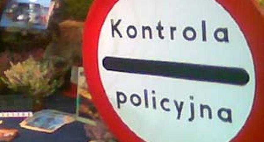 Zatrzymano kobietę - pijaną i bez prawa jazdy 