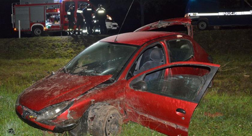 Kościerska Huta. Peugeot wypadł z drogi i dachował
